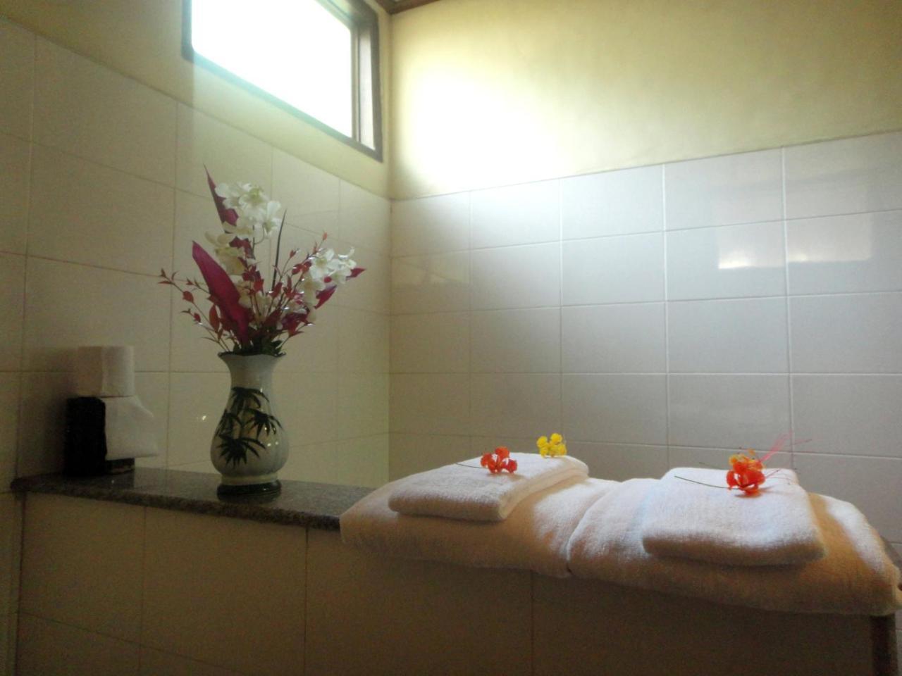 Golden Sunrise Hotel Kyaikto Ngoại thất bức ảnh