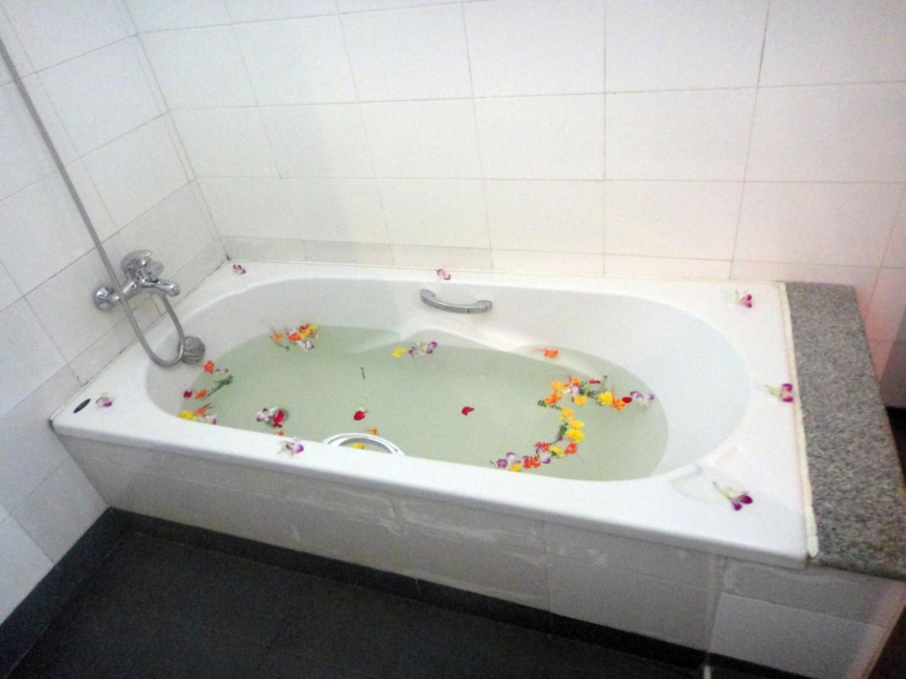 Golden Sunrise Hotel Kyaikto Ngoại thất bức ảnh